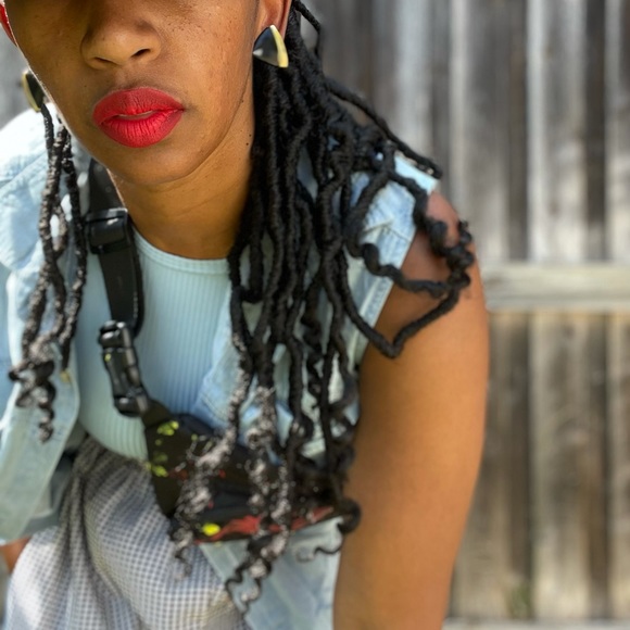 She’s a World Chnager black and gold vintage earrings - Picture 2 of 4